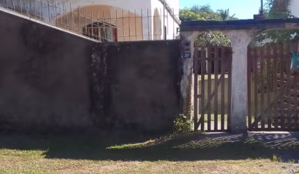 Ótima oportunidade pra você que tem família grande, são 2 casas com 2 tendo a opção de transformar em uma só.