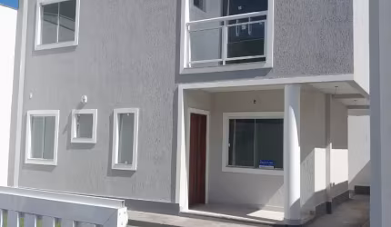 Linda casa pronta pra morar bairro privilegiado, próximo a praia de itacoatiara.