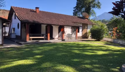 CASA EM CONDOMÍNIO EM GUAPIMIRIM/RJ