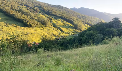 TERRENO MONTANHOSO EM MEIO A LINDA PAISAGEM