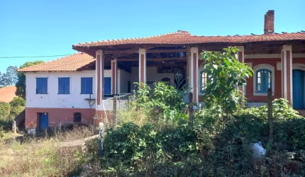 LINDO SÍTIO COM CASARÃO CENTENÁRIO, NASCENTES E LAGO EM TOLEDO/MG