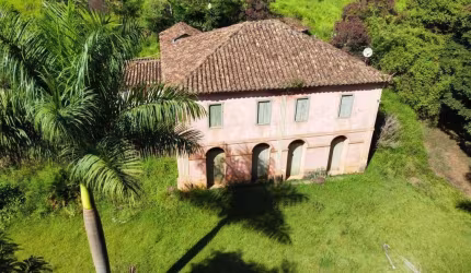 SÍTIO COM CASARÃO CENTENÁRIO EM MUNHOZ/MG