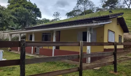BELA CHÁCARA COM  ÓTIMA LOCALIZAÇÃO EM MONTEIRO LOBATO/SP