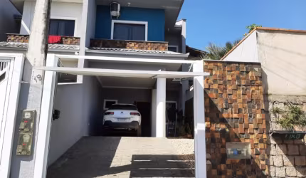 Belo sobrado geminado com móveis sob medida no bairro Costa e Silva com 03 dormitórios
