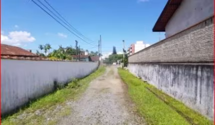 Casas térreas em amplo terreno no bairro Costa E Silva