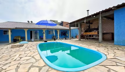 Casa com Piscina e Amplo Terreno, à venda, 170 m² por R$ 695.000 - Brejatuba - Guaratuba/PR