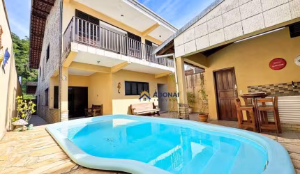 Você precisa ver essa CASA COM PISCINA no Centro de Guaratuba!