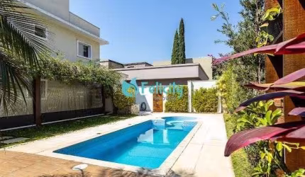 Casa de Condomínio com 3 suítes, 4 vagas, 245m2 em Alphaville