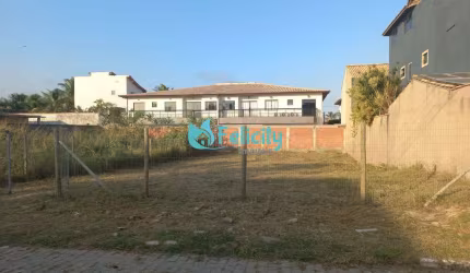 Terreno de 14m por 28m, 392m2 de área total na Praia do Foguete