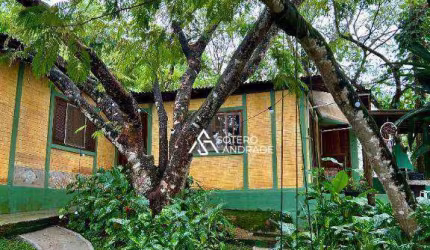 Linda casa na praia Massaguaçu, com quintal arborizado e com excelente localização