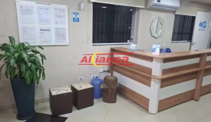 Sobrado comercial com 10 salas e 2 vagas para alugar no Jd. Santa Mena - Por R$ 7.000,00