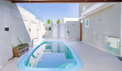 Sobrado com piscina em condomínio fechado no Santa Candida