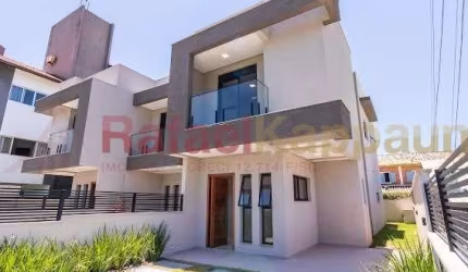 Casa com 3 dormitórios sendo uma suíte e duas demi-suites. Pátio privativo