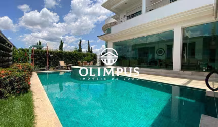 Belíssima casa estilo sobrado dispondo de fino acabamento em uma localização privilegiada.