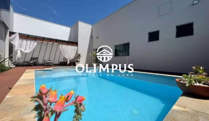 Belíssima casa de 260m² com excelente localização, dispondo de ótimo acabamento.