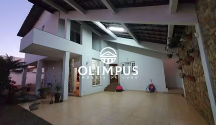 Linda Casa de 376m² Localizada no Bairro Santa Mônica