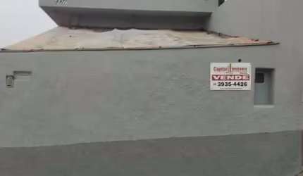 Casa com 3 Dormitórios, WC. Social, Sala, Cozinha americana, Lavanderia, Despensa, WC e 5 Vagas de garagem descoberta. Excelente localização, perto de Escola e Comércio em geral.