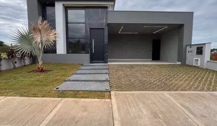 Casa semi Mobiliada  - Casa  com 3 suítes + escritório, Sala de estar com pé direito duplo, sala de jantar, cozinha americana integrada, lavabo, área de serviço, Escritório, WC piscina, despensa, espa