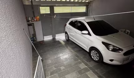 Casa Térrea do Jd. Florida  125m² terreno; 99,20m² área construída; Dois quartos na parte de dentro do imóvel e um quarto com banheiro nos fundos; Sala; Cozinha; Banheiro social; Lavanderia; Garagem c