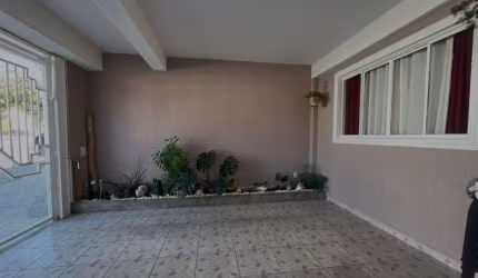 Sobrado - 3 dormitorios, todos com armarios (sendo 2 suítes e uma com sacada), wc. social, 2 salas (1 sala com sacada), cozinha planejada, área de serviço, área gourmet com churrasqueira, 2 vagas de g
