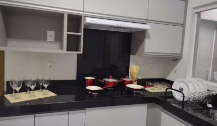 Casa com 03  dormitórios sendo uma suíte, cozinha, lavanderia, wc social, garagem e sala. Sala: Com Pé direito com 3.5  metros de altura