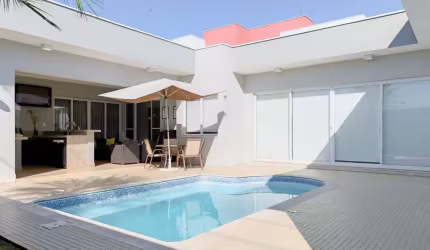 Casa térrea com 4 suítes no Condomínio Beira da Mata, Piscina, área gourmet.