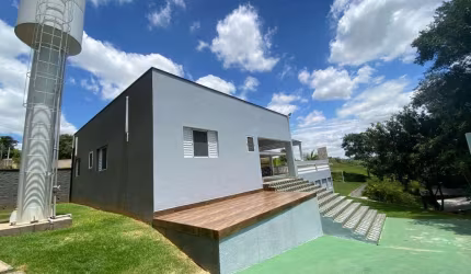 Chácara - com 4 Dormitórios, 3 com ar condicionado(sendo 1 Suíte), WC. social, Sala, Cozinha, A.S., Área gourmet com churrasqueira, Piscina, Campo de futebol e várias vagas de garagem. Excelente local