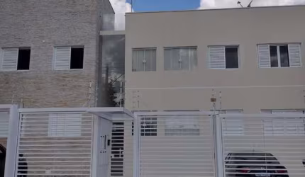 Apto com 2 Dormitorios (1 com armario), WC. Social, Sala, Cozinha americana planejada, A.S., 1 Vaga de garagem. Lugar muito tranquilo. Excelente localização.