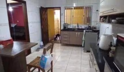 SANTO ANDRÉ Casa com 2 dormitórios, espaço gourmet com churrasqueira, 1 vaga de carro e 1 vaga de moto ótima localização e valor  !!!