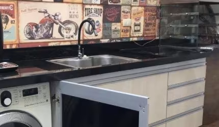 Sobrado em condomínio com 124m² - 2 dormitórios sendo 1 suíte com varanda, 2 banheiros e um lavabo,