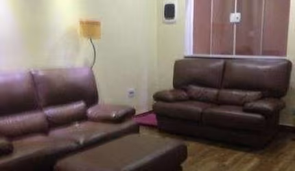 Linda casa toda reformada com fácil acesso a transportes publico e a comércios em geral.