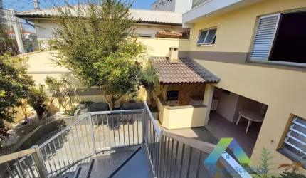 Casa a venda com 03 quartos,  03 banheiros  com 179M²