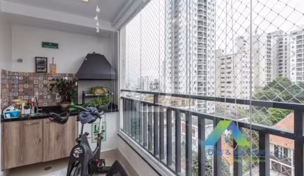 PORTEIRA FECHADA - Apto em 75m² com 2 dormitórios, 1 suíte, 1 varanda gourmet recém reformado e moderno, pronto para morar com 2 vagas de garagem fixas e cobertas..