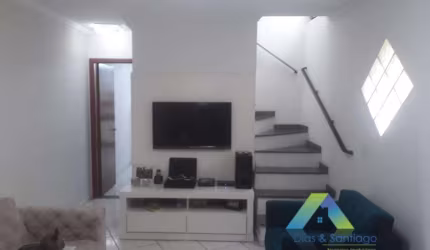 Lindo sobrado com 3 dormitórios sendo 1 suite, 2 vagas de garagem com ótima localização .