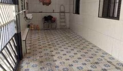 Casa com ótima localização e valor com 2 dormitórios, sala 2 ambientes, lavanderia, 2 vaga de garagem coberta em bairro tranquilo.