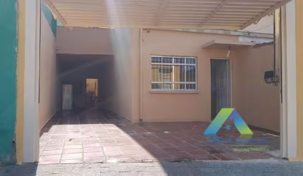 Sobrado 2 dormitórios amplos (amplos mesmo!) com janelas antirruído, quintal e garagem com 4 vagas, espaçosa varanda e uma edícula para você ter se