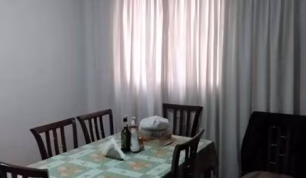 Casa com ótima localização com 2 dormitórios, 2 vagas de garagem com valor ,excelente!!!