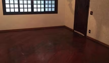 Lindo sobrado com 3 dormitórios, 2 vagas de garagem com excelente localização em bairro com fácil acesso a comércios e principais avenidas.