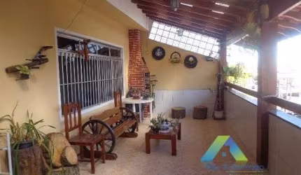Linda casa com 3 dormitórios, 3 vagas, 3 banheiros área gourmet com fácil acesso a comércios e principais avenidas.