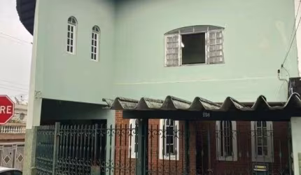 Excelente sobrado com 3 dormitórios, 3 vagas, 3 banheiros com facil acesso a comércios e principais avenidas