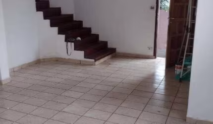 Sobrado com 200 metros construídos, 2 dormitórios, 4 vagas quintal excelente localização e valor !