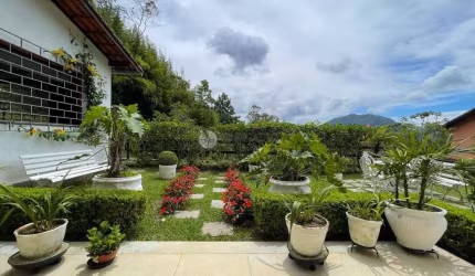 Casa em condomínio fechado com 6 quartos para alugar na Alameda Jacy, 855, Granja Guarani, Teresópolis, 172 m2 por R$ 5.000