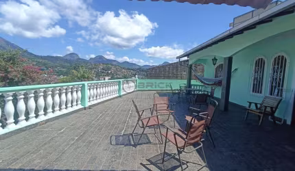 Casa para venda com 3 quartos sendo 1 suíte, 204.3m² na Fazendinha - Teresópolis/RJ.