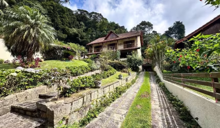 Casa em condomínio fechado com 5 quartos à venda na Avenida Spatodea, 120, Carlos Guinle, Teresópolis, 330 m2 por R$ 2.470.000
