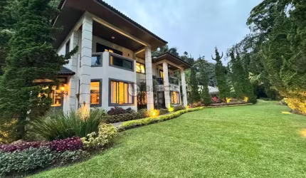 Casa de alto padrão à venda com 5 suítes, 3.700 m² de terreno em condomínio no Comary - Teresópolis/RJ.