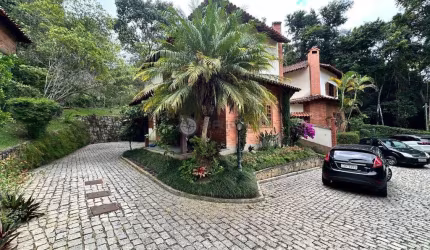 Casa à venda com 3 quartos sendo 1 suíte, 155 m² em condomínio em Quebra Frascos - Teresópolis/RJ.