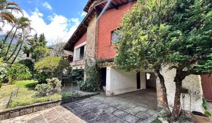 Casa para locação com 5 quartos sendo 3 suítes, 458.3 m² no Alto - Teresópolis/RJ.