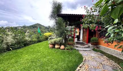 Casa à venda com 4 quartos sendo 2 suítes, 670 m² de terreno, em condomínio no Parque Do Imbui - Teresópolis/RJ.