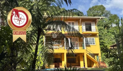 Casa para venda com 4 quartos sendo 2 suítes, 300 m² no Comary - Teresópolis/RJ.