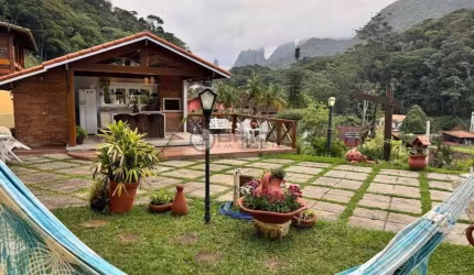 Casa com vista privilegiada para o Dedo de Deus com 4 quartos no Comary, Teresópolis/RJ.